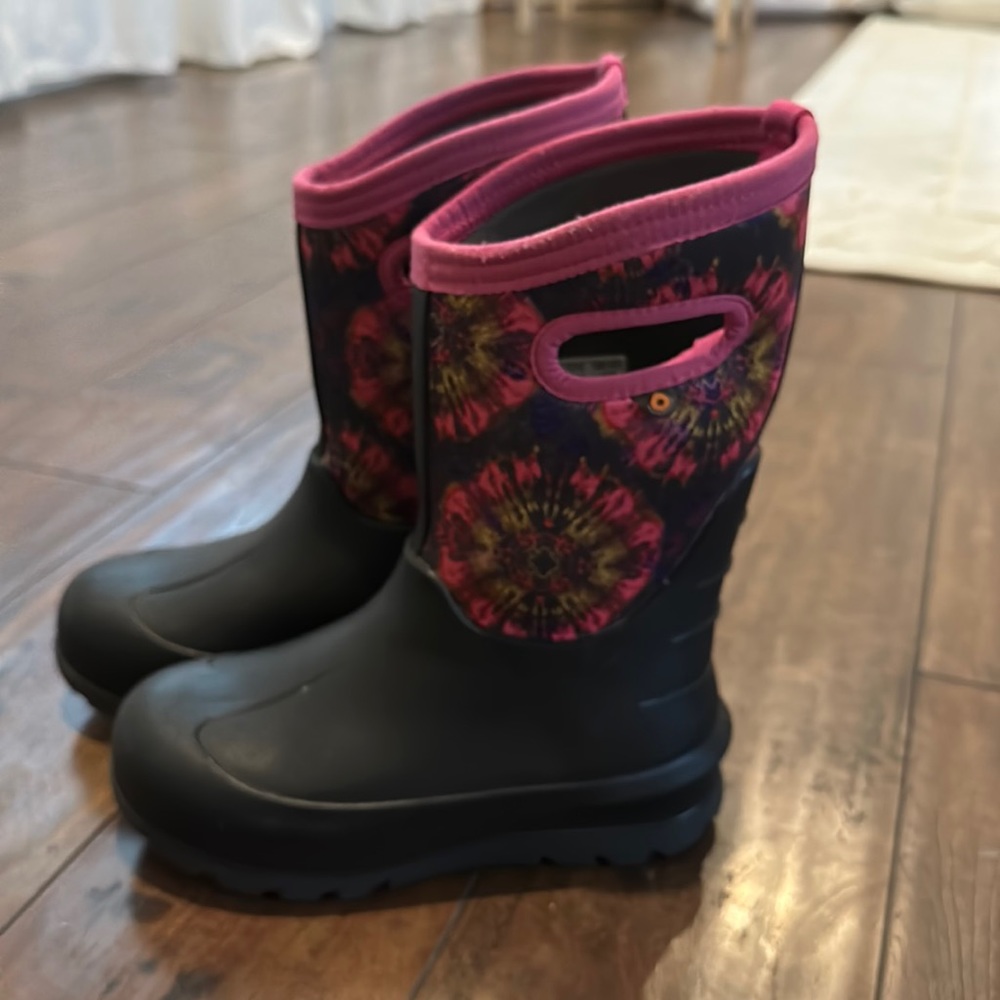 Girls bogs size 2
